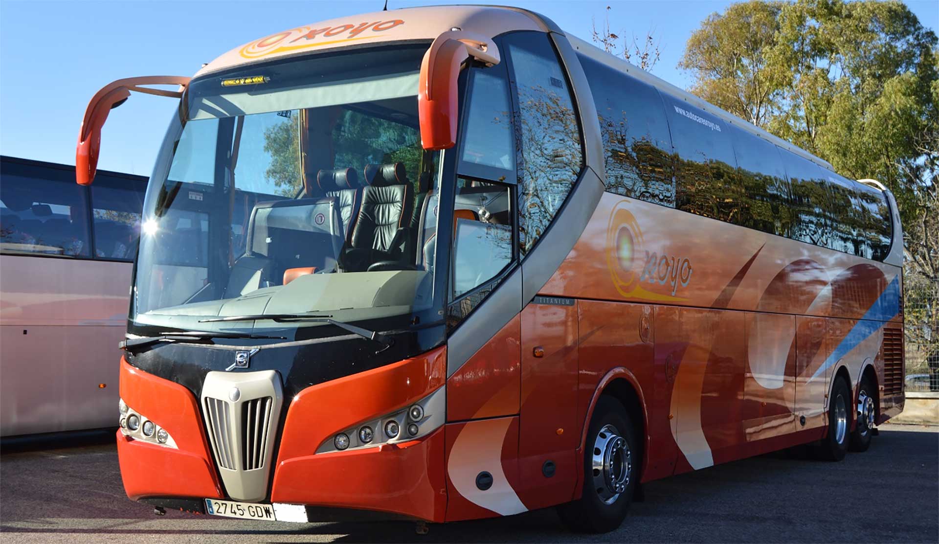 Autobús de color naranja aparcado en la calle.